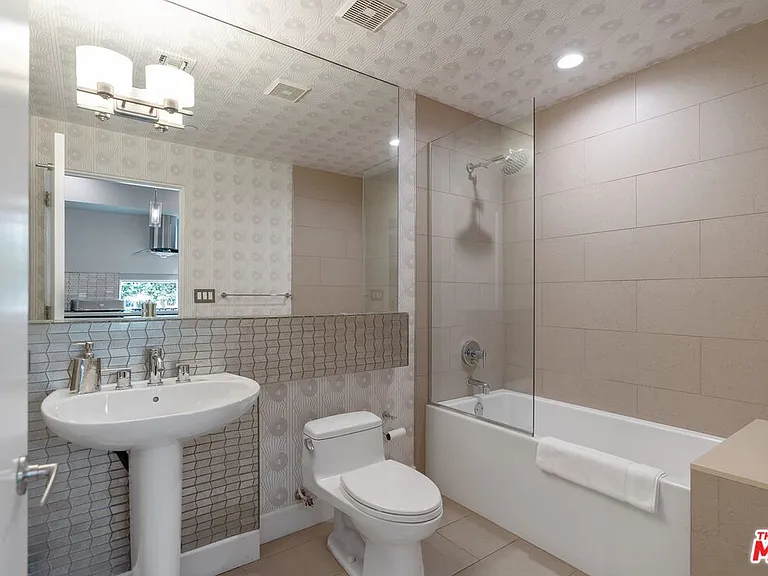 1250 N Harper Ave #302 — Photo 34