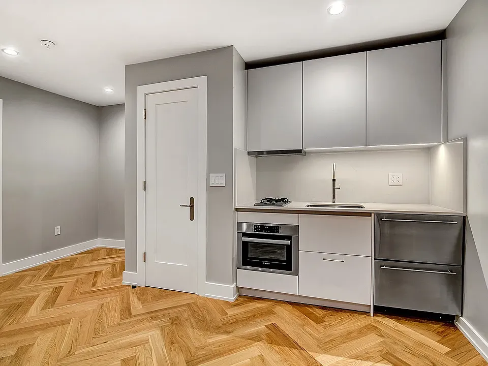 225 W 23rd St #2204M