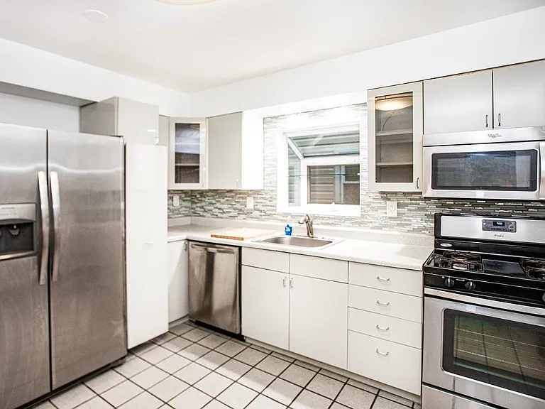 391 Manila Ave #2 — Photo 4