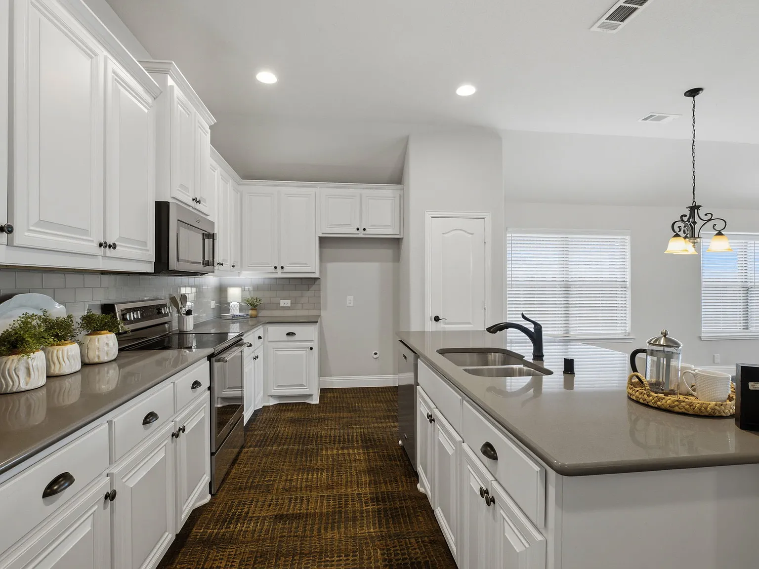 4 bed, 1964 sqft, $2,300 — Photo 2