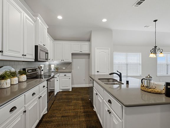 2nd image of 2115 Victoria Ln