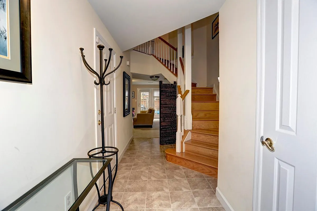 2 bed, 2100 sqft, $4,200 — Photo 2