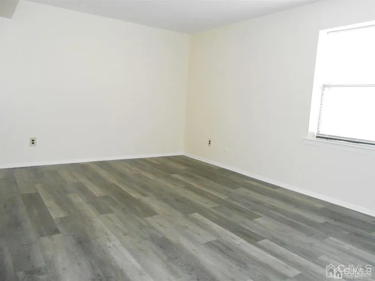 512 Sharon Gdn — Photo 13