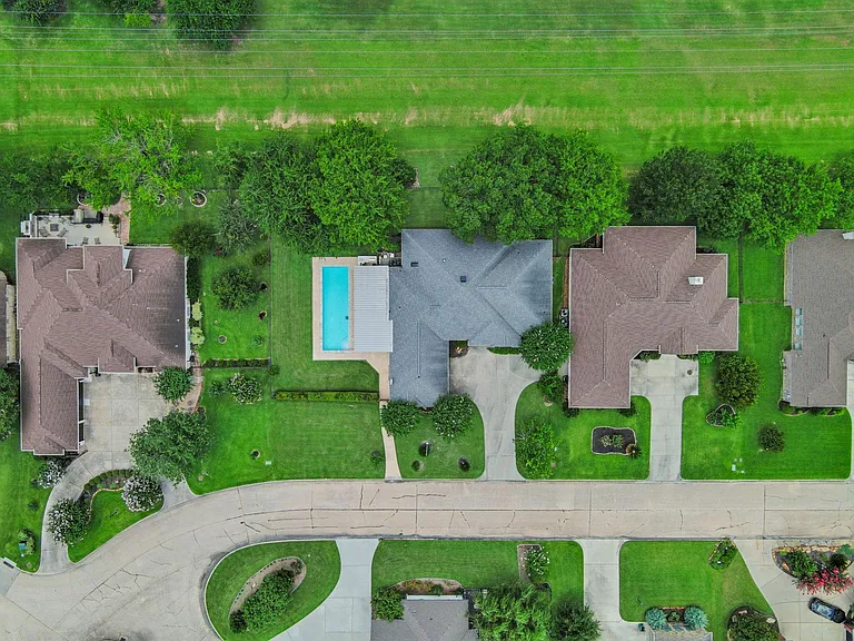 118 Hillsborough Dr W — Photo 29