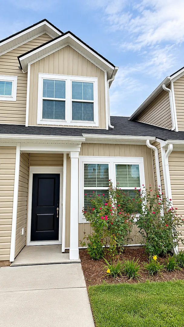 Spacious 3BR at Victory Point with Pond View — Photo 2