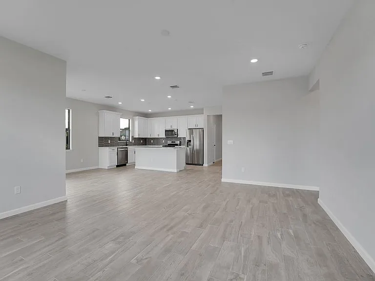 845 SE Courances Dr — Photo 7