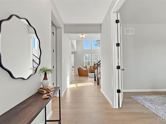 4th image of 528 Edison Way
