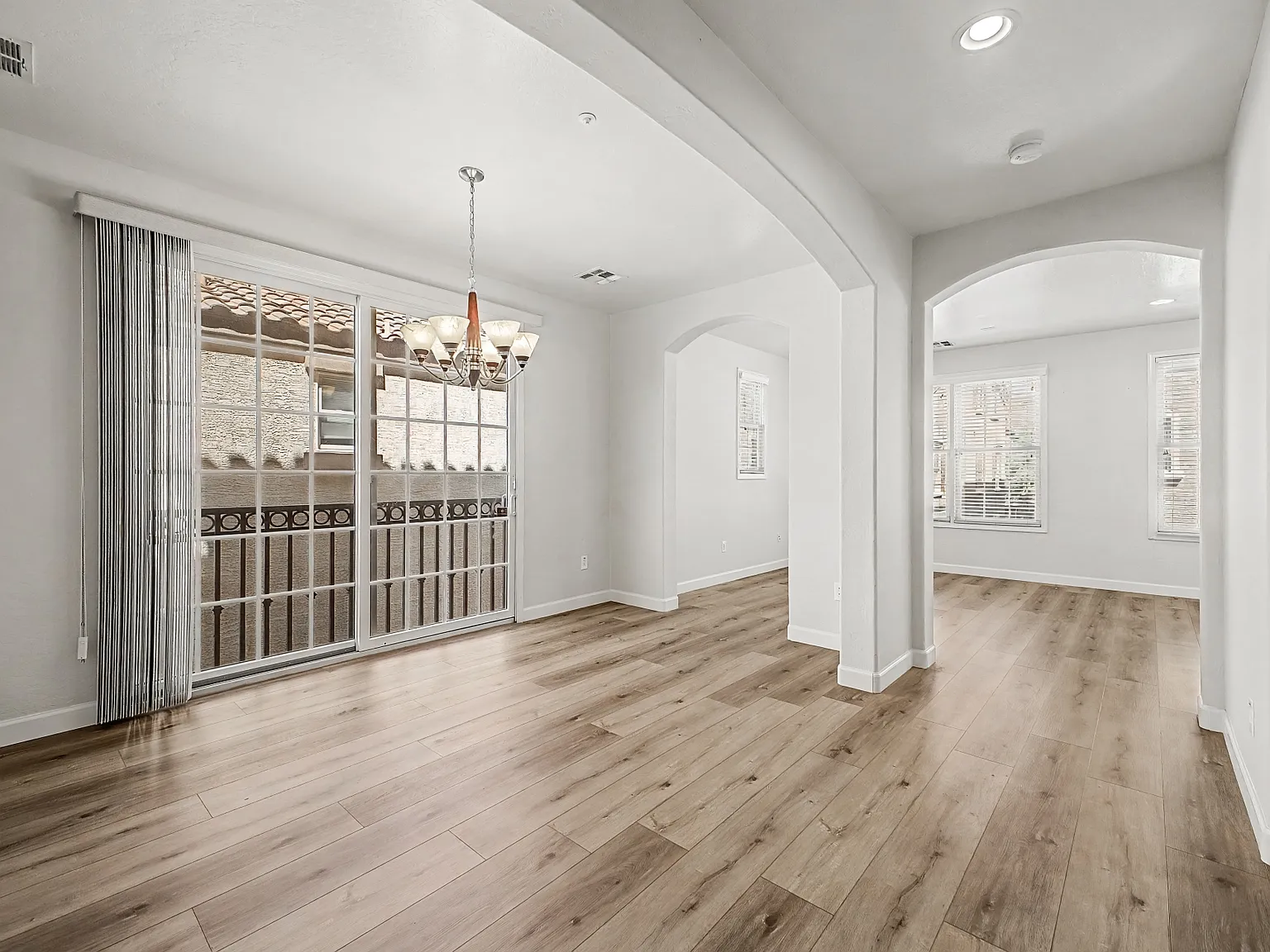 3 bed, 2051 sqft, $2,100 — Photo 1