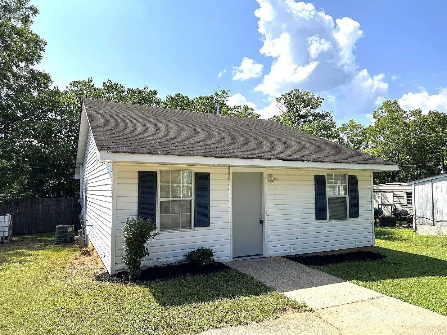 Great location, close to everything, private setting, large rooms, tile floors, huge kitchen, mus... — Photo 1