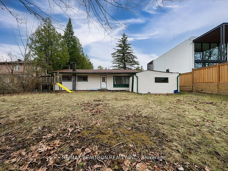 97 Park Cres — Photo 36