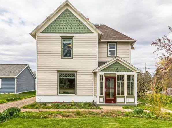 210 W Clarence St, Dodgeville, WI 53533