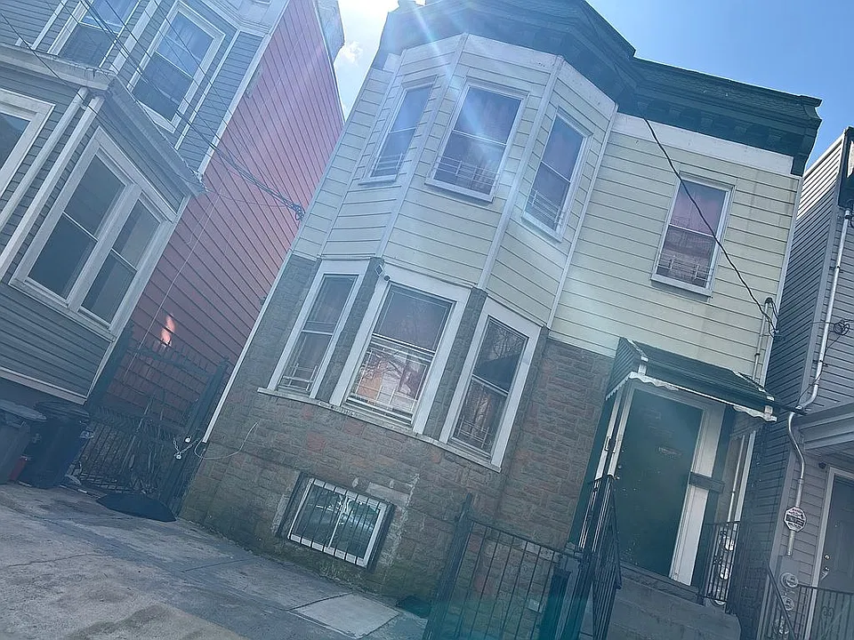 Building Photo 3