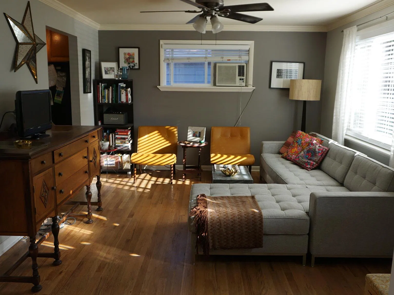 3 bed, 927 sqft, $2,300 — Photo 1