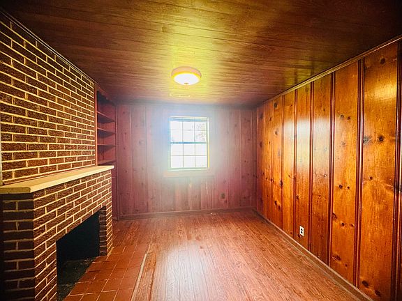2nd image of 801 College St