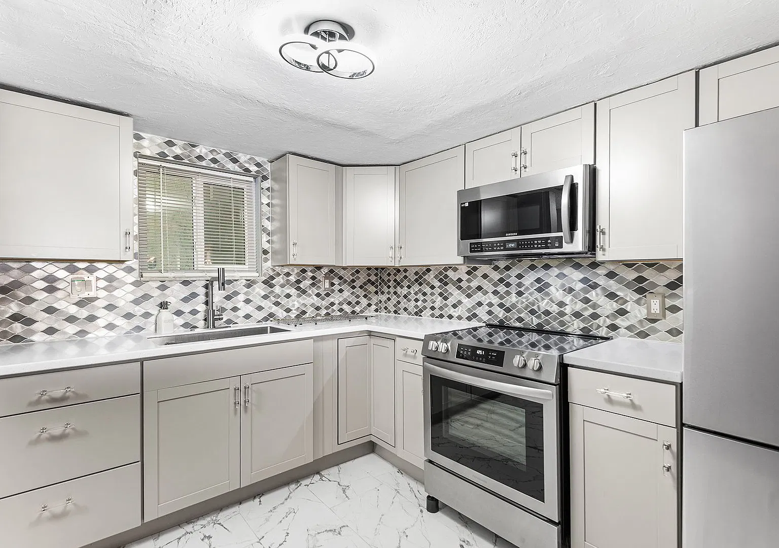 55+ End Unit Condo Available! — Photo 3