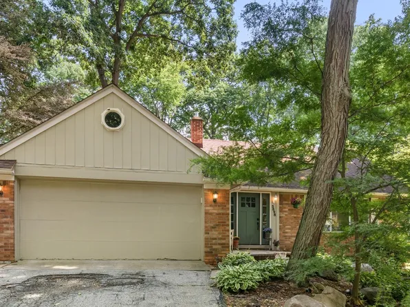 5898 Hummingbird Ln, Clarkston, MI 48346