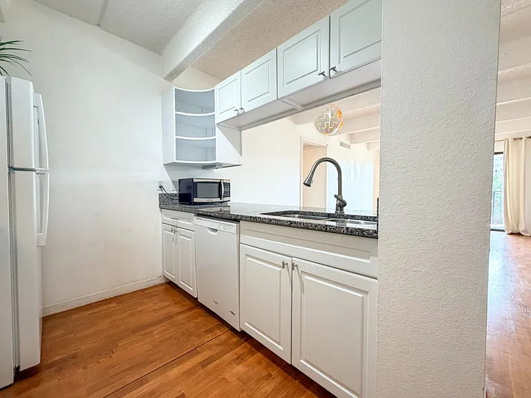 1433 N Williams St #602 — Photo 15