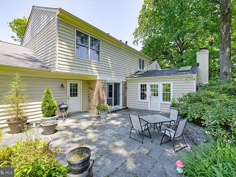 4 Sussex Ct — Photo 30