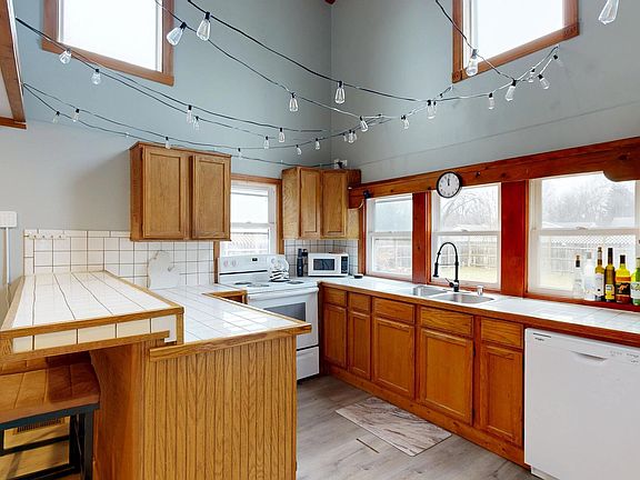 3rd image of 421 Harold St