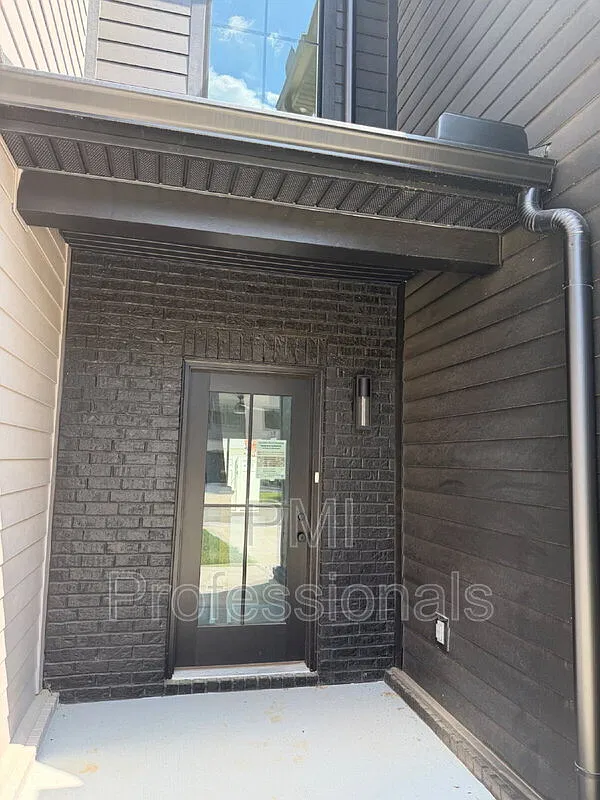 3 bed, 2.5 bath, 1776 sqft, $2,449 — Photo 2