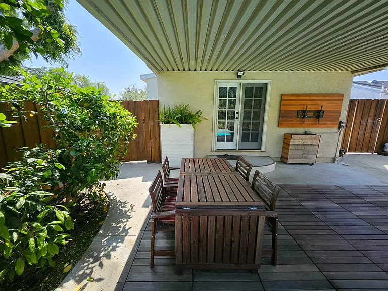 906 N Parish Pl — Photo 35