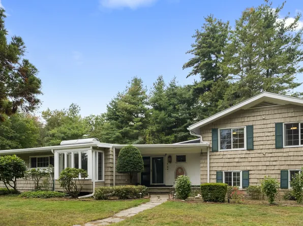 46 Tumblebrook Road, Woodbridge, CT 06525
