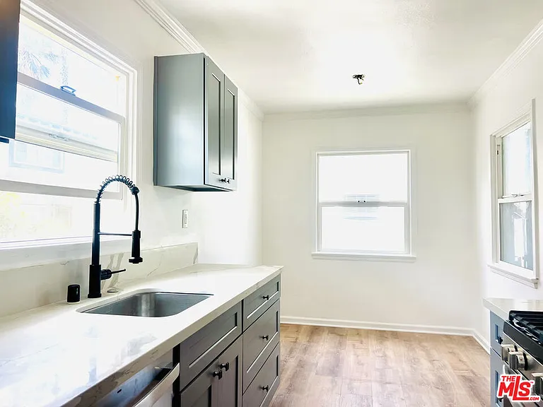 604 E Chevy Chase Dr #B — Photo 8