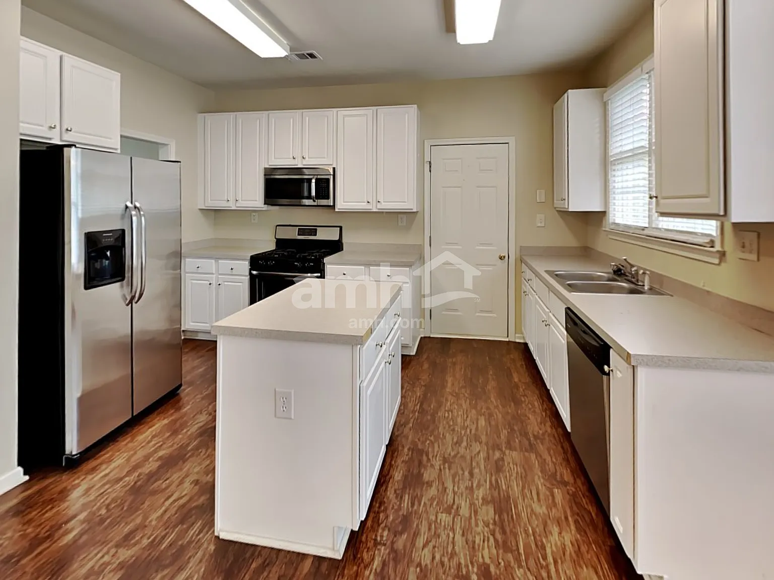 4 bed, 2.5 bath, 2404 sqft, $2,585 — Photo 3