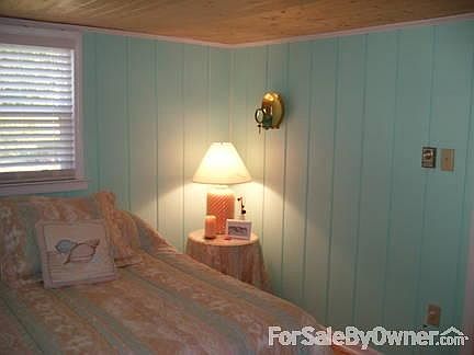 COLORFUL BEDROOM
						:
						Unique ceiling treatment.