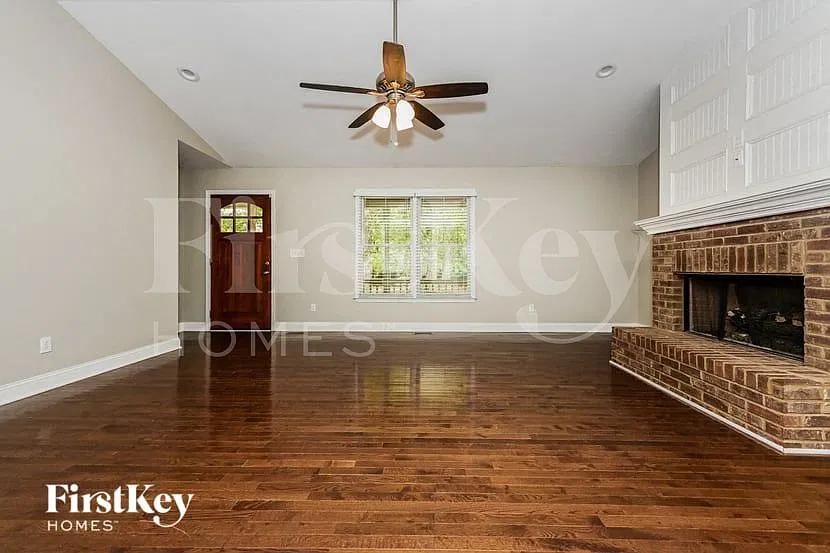 3 bed, 2.0 bath, 2299 sqft, $2,745 — Photo 3