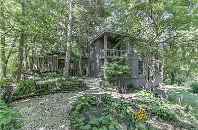 Architectural gem close to Nashville all updated & original home artist studio of Onya Latour