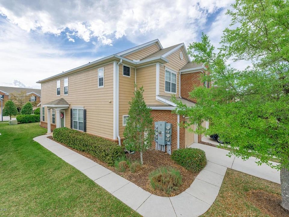 End unit, private entrance, many windows