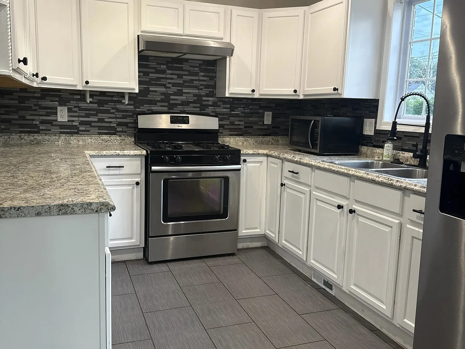 4 bed, 2.5 bath, 1900 sqft, $3,000 — Photo 3