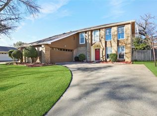 301 Lark Ln, Euless, TX 76039