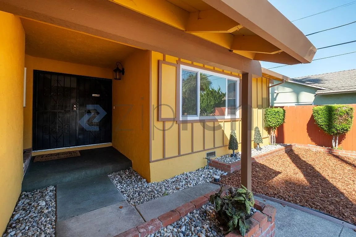 4 bed, 2309 sqft, $3,780 — Photo 4