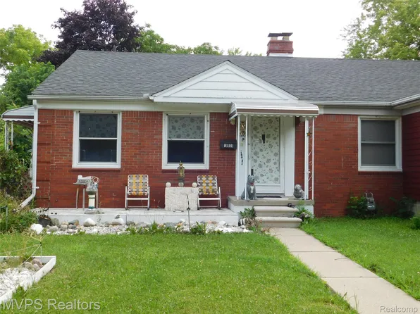 18925 Roscommon St, Harper Woods, MI 48225