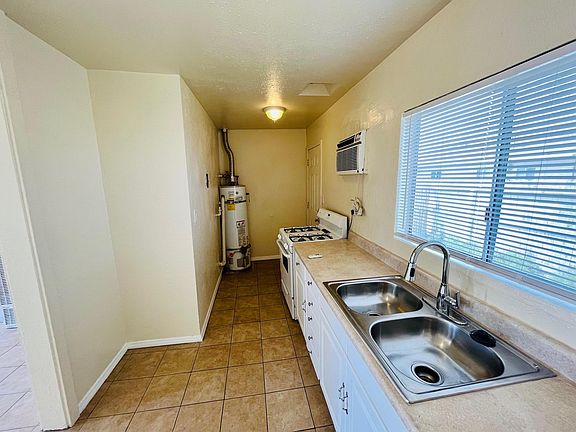5th image of 1857 Elm St #1