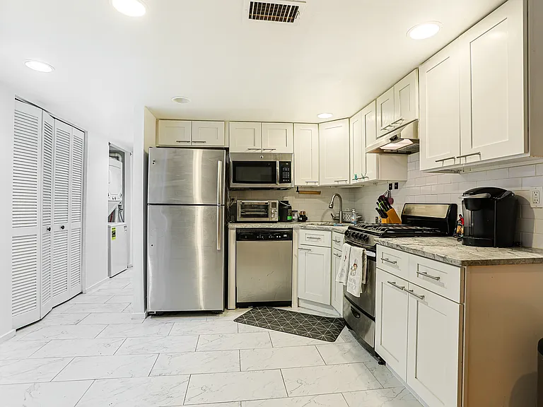 249 Queen St #2 — Photo 2