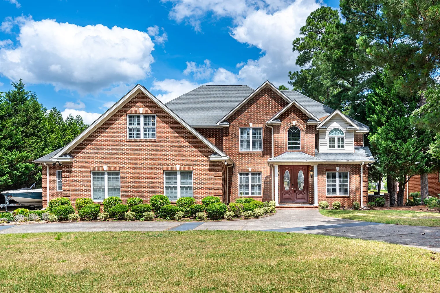 6 bed, 3.0 bath, 4004 sqft, $15,480 — Photo 4