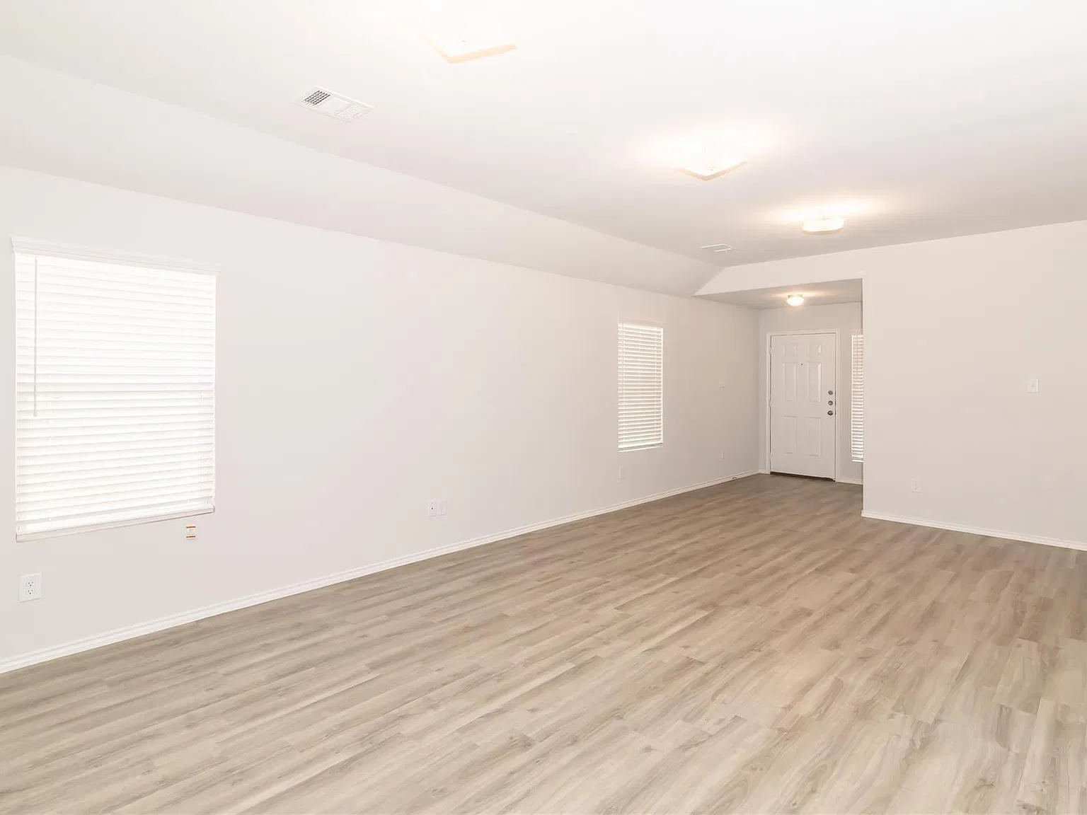 4 bed, 2.0 bath, 1589 sqft, $2,050 — Photo 3