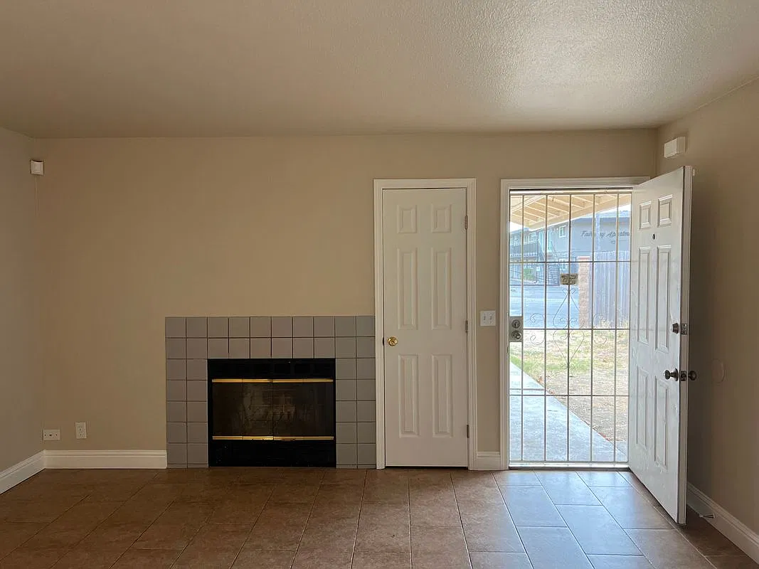 2 bed, 2.0 bath, 883 sqft, $1,950 — Photo 2