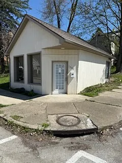 1300 Victoria Avenue - Commercial Space — Photo 3