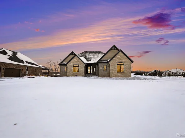 67376 Greystone Ct, Washington, MI 48095