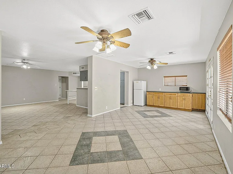 1137 E Bishop Dr — Photo 11