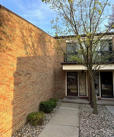 18268 University Park Dr — Photo 2