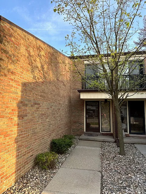Building Photo - 18268 University Park Dr