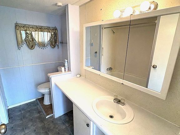 4th image of 717 49th Avenue Dr W