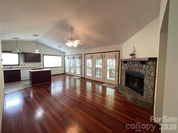 3rd image of 118 Whitewater Dr