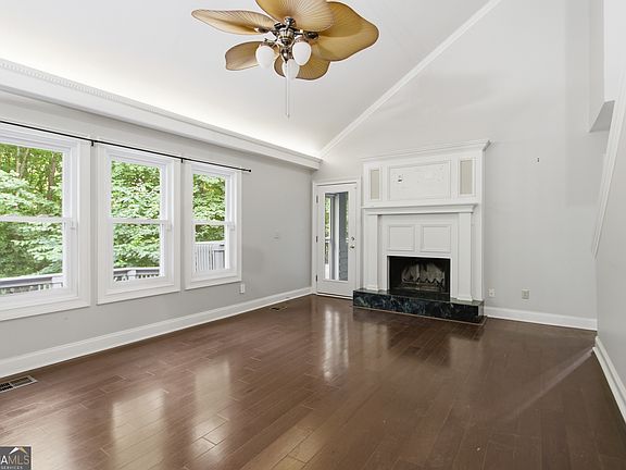 3rd image of 399 N Victoria Rd