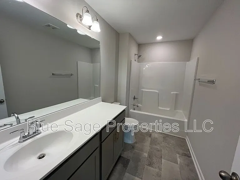 16423 Demi Dr — Photo 17